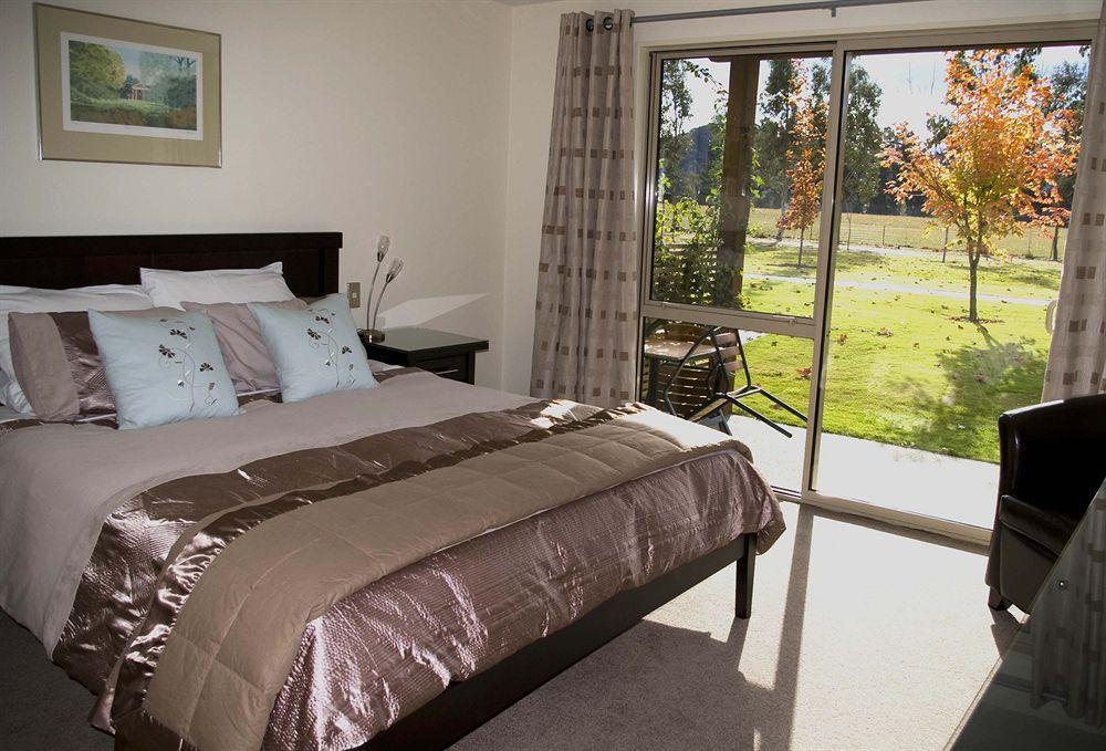 Maple Lodge Luxury Bed & Breakfast Albert Town Ngoại thất bức ảnh