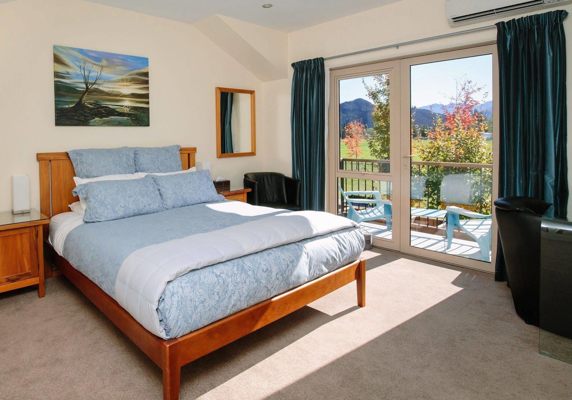 Maple Lodge Luxury Bed & Breakfast Albert Town Ngoại thất bức ảnh